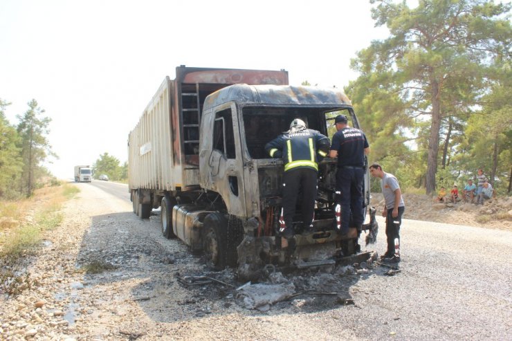 Alev alan tırdan son anda kendini dışarı attı