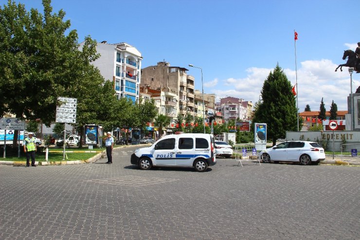 Araç yoğunluğuna barikatlı çözüm