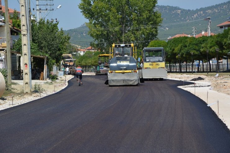 Bayram öncesinde sıcak asfalt