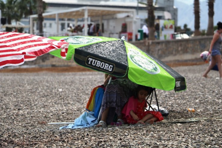 Antalya’da tatilcilere yağmur sürprizi