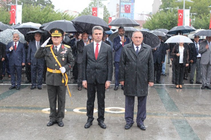 Bolu’da sağanak yağış kutlama törenini erteletti