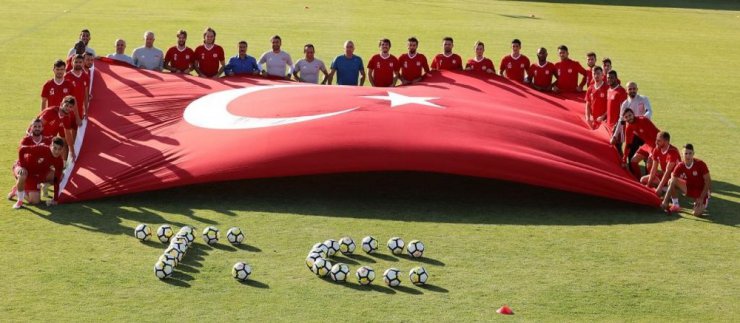 Sivasspor’dan 30 Ağustos’a bayraklı kutlama