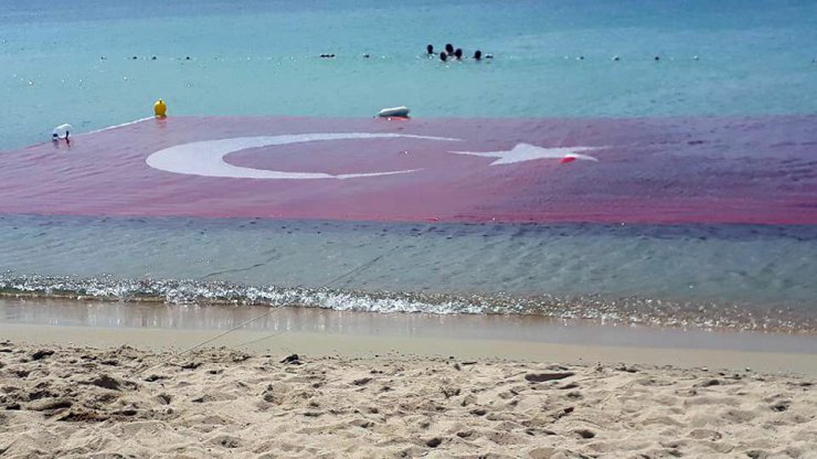 Saros’a dev Türk Bayrağı