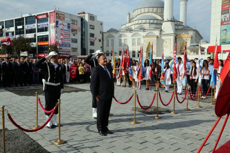 Esenyurt’ta Zafer Bayramı Cumhuriyet Meydanı’nda kutlandı