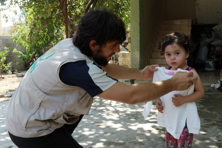 Suriyeli yetim çocuklara kıyafet yardımı