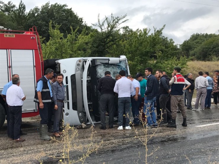 Bayram tatili için gelen midibüs takla attı: 19 yaralı