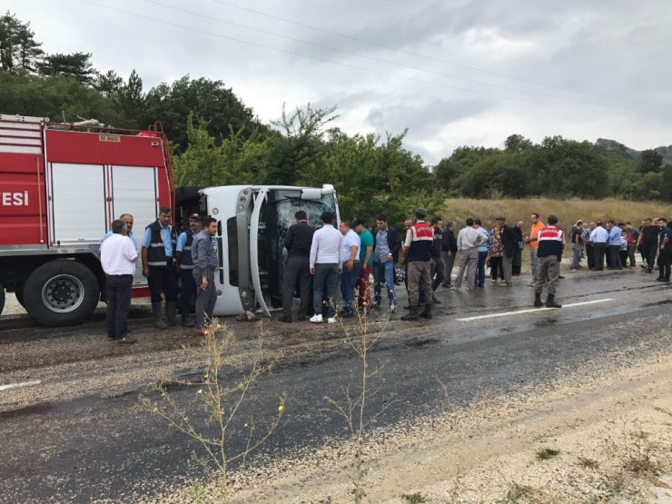 Bayram tatili için gelen midibüs takla attı: 19 yaralı