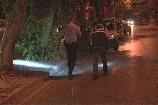 İzmir’de silahlı kavga: 1’i ağır 2 yaralı