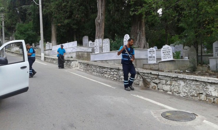 Mezarlık güzergahlarında temizlik çalışmaları başladı