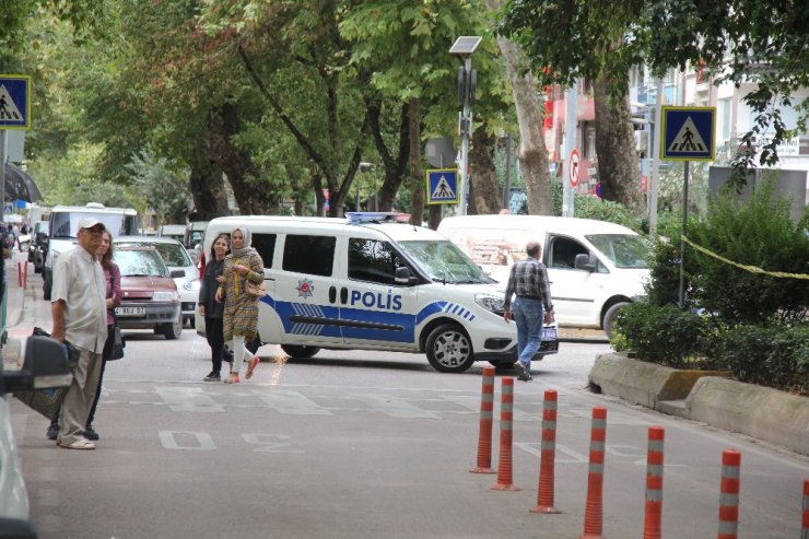 Şehrin göbeğindeki şüpheli çanta fünyeyle patlatıldı