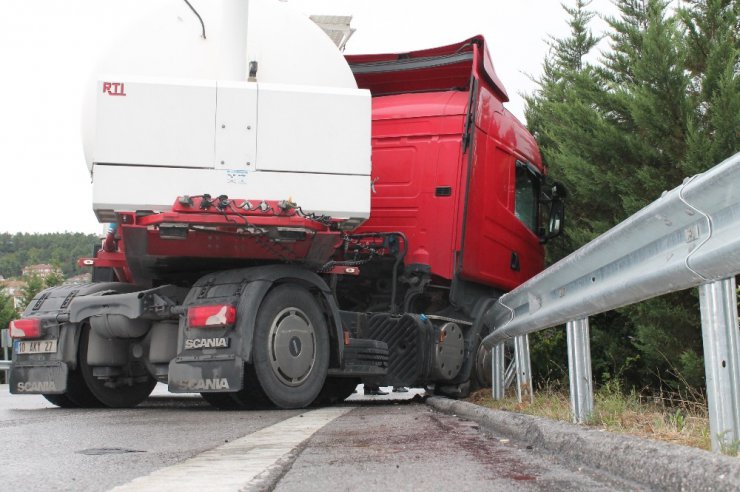 Makaslayan tanker bariyere girdi