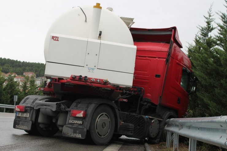 Makaslayan tanker bariyere girdi