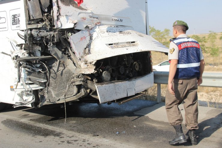 Kurbanlık taşıyan kamyon yolcu otobüsüne arkadan çarptı: 6 yaralı