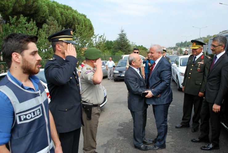 Vali Güvençer, trafik uygulama noktasını denetledi