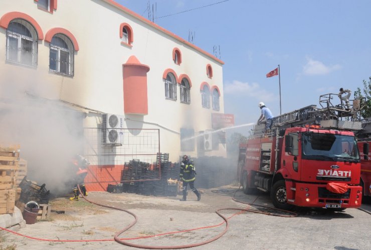 Cami altındaki depo alev alev yandı