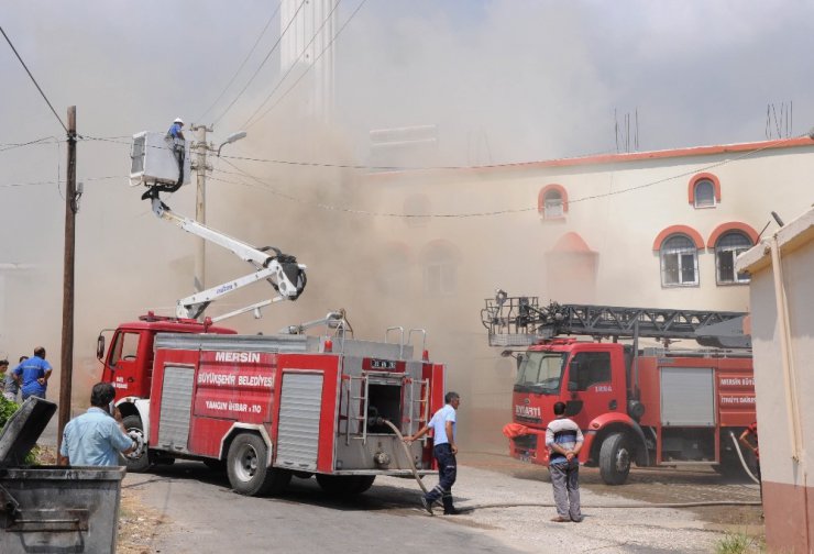 Cami altındaki depo alev alev yandı