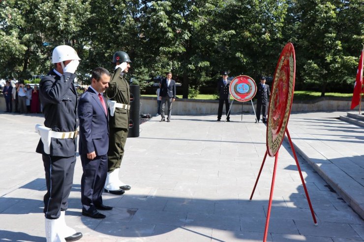 30 Ağustos Zafer Bayramı kutlamaları Atatürk Anıtı’na çelenk sunumuyla başladı