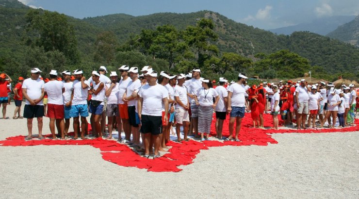 Plajda Türk Bayrağı oluşturdular