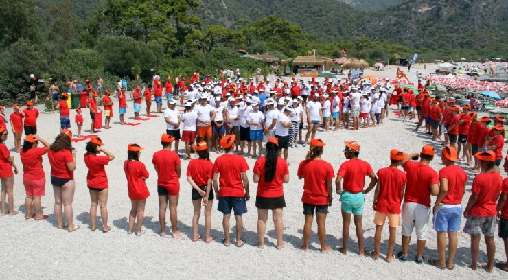 Plajda Türk Bayrağı oluşturdular