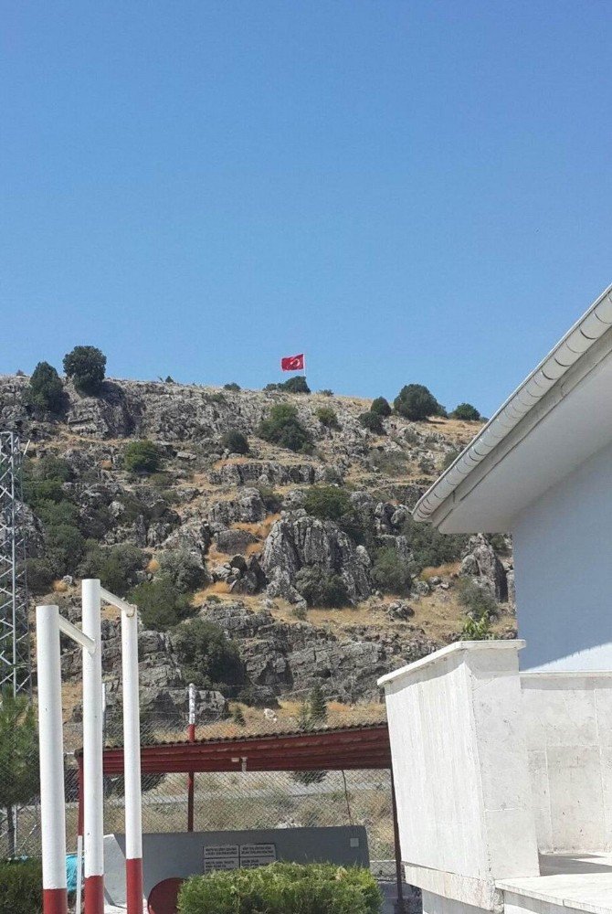 Seydişehir’de yüksek kayalığa Türk bayrağı dikildi