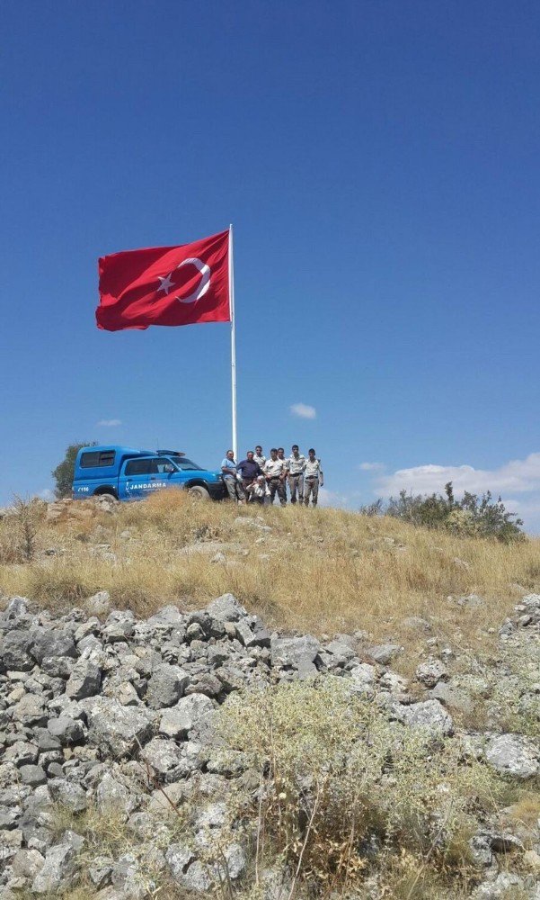 Seydişehir’de yüksek kayalığa Türk bayrağı dikildi