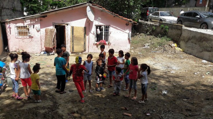 Evlerini ve iş yerlerini su basan vatandaşlar yaralarını sarıyor