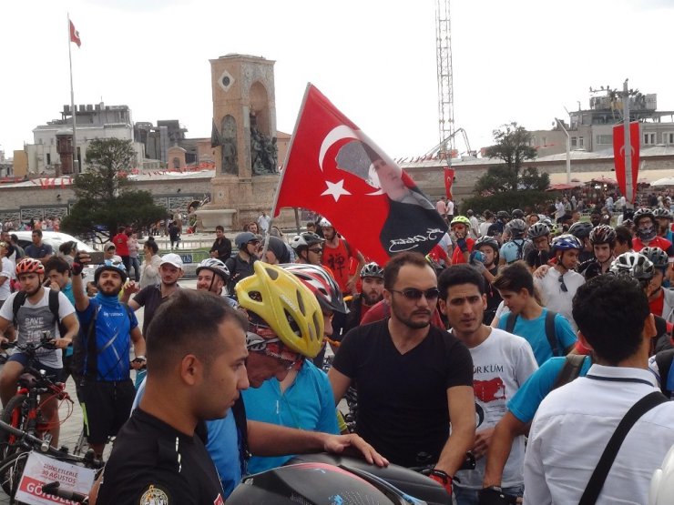 Zafer Bayramı için 300 bisikletli Taksim Meydanı’nda