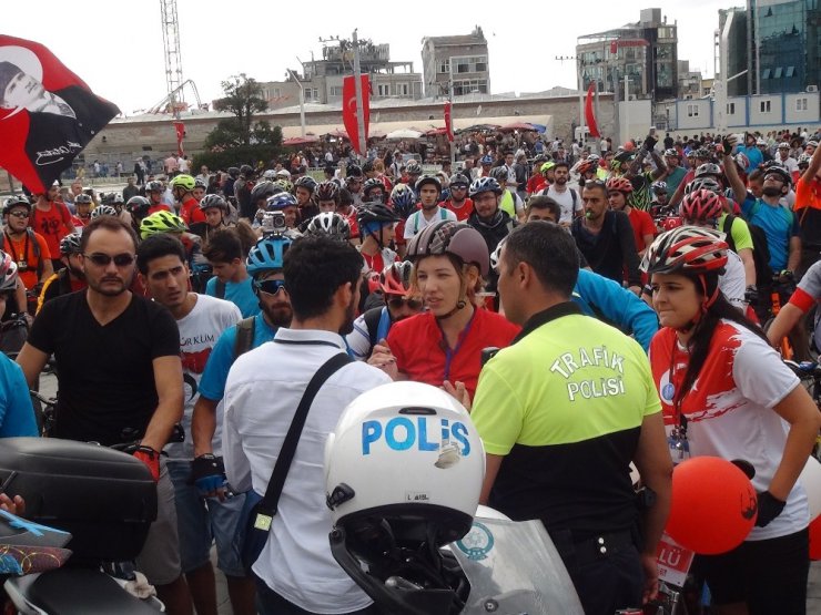 Zafer Bayramı için 300 bisikletli Taksim Meydanı’nda