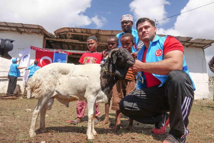 Dünya Şampiyonu Rıza Kayaalp, Bosna’da kurban eti dağıtacak