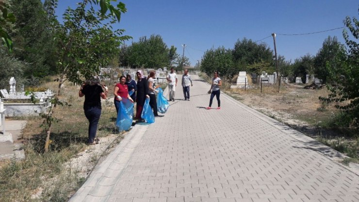 Varto’da Kurban Bayramı öncesi mezarlık bakımı