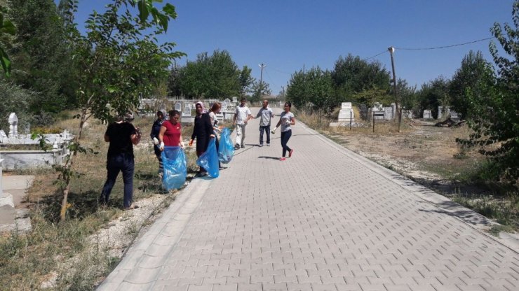 Varto’da Kurban Bayramı öncesi mezarlık bakımı