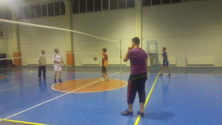 Yaşlılarla gençlerin voleybol maçı