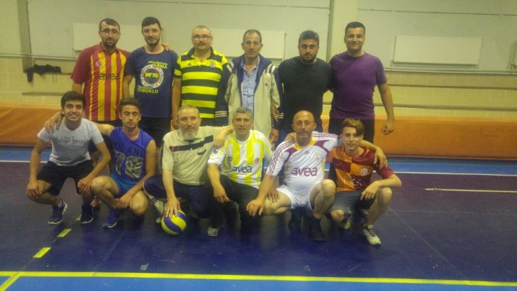 Yaşlılarla gençlerin voleybol maçı