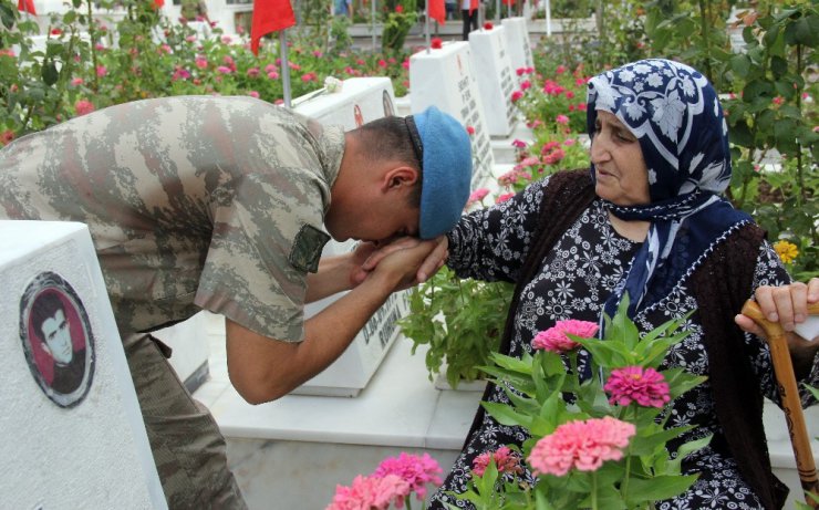 Askerler dua edip şehit annelerinin elini öptü