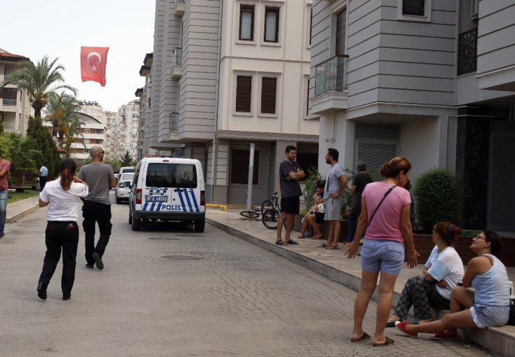 Evdeki tüpgaz sızıntısı paniğe sebep oldu, itfaiyeci tuvalet penceresinden içeri girdi