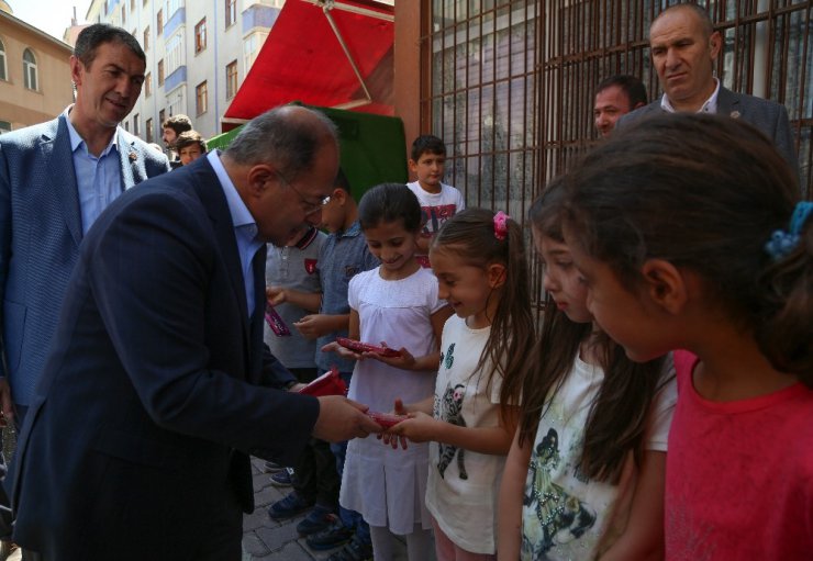 Akdağ çocuklara hediye dağıttı