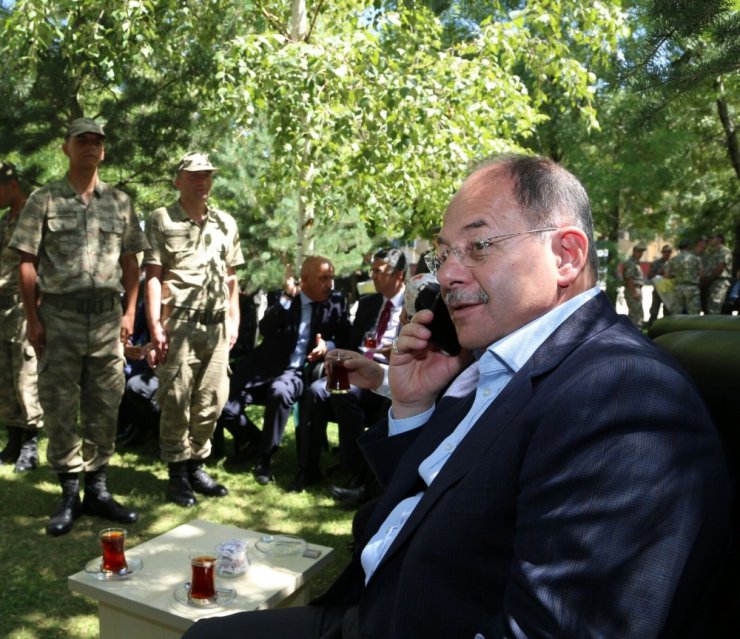 Başbakan Yardımcısı Akdağ, askerlerle bayramlaştı