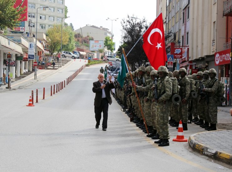 Komandolar şehir merkezini inletti