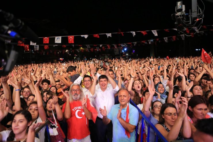 Zafer Bayramı’nda Murat Boz Antalyalıları coşturdu