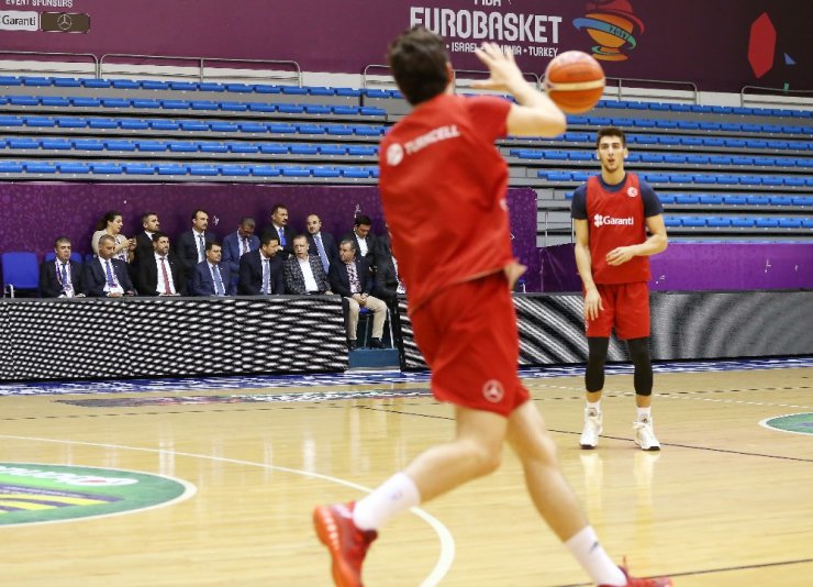 Cumhurbaşkanı Erdoğan’dan A Milli Basketbol Takımına sürpriz ziyaret