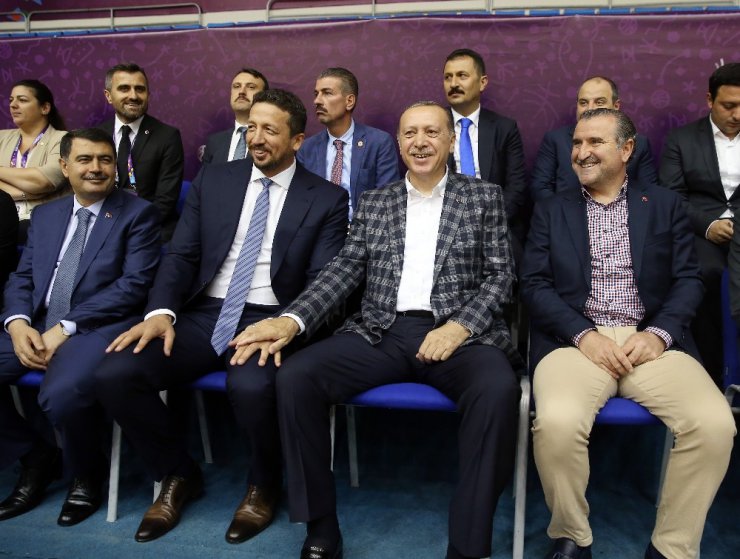 Cumhurbaşkanı Erdoğan’dan A Milli Basketbol Takımına sürpriz ziyaret