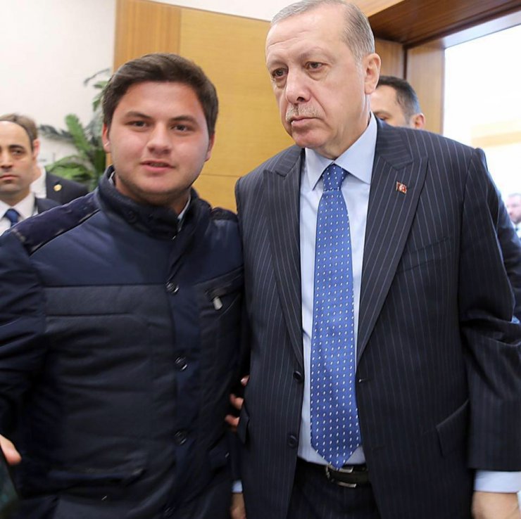 Siyasilerle selfie çekiliyor