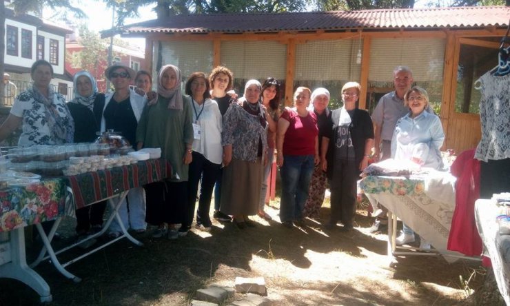 Girişimci kadınlar, ihtiyaç sahipleri için kermes düzenledi