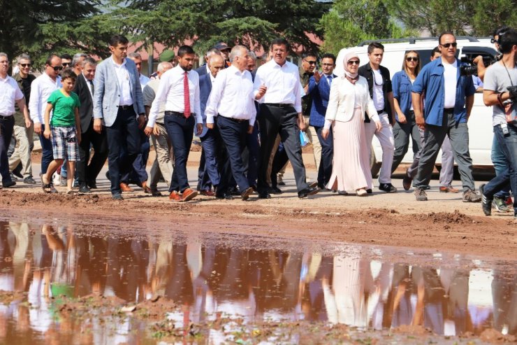 Ekonomi Bakanı Zeybekci afet bölgesinde