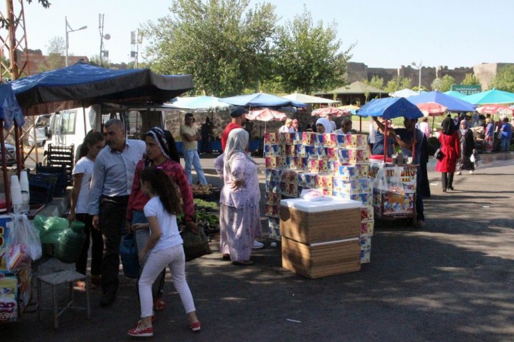 Mezarlıklar bayram öncesi ziyaretçilerle doldu