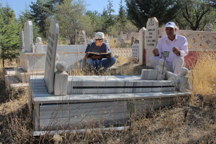 Elazığ’da arefe günü mezarlıklar doldu taştı