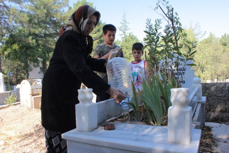 Elazığ’da arefe günü mezarlıklar doldu taştı