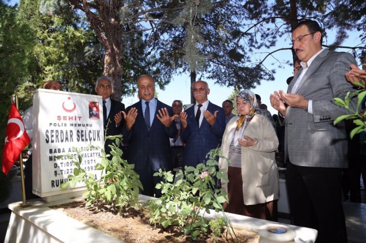 Bakan Tüfenkci şehitliği ziyareti etti