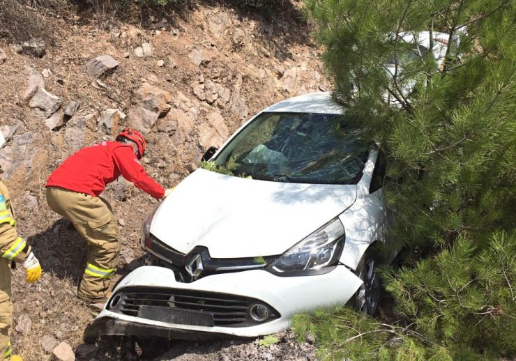 Balıkesir’de otomobil şarampole uçtu: 3 yaralı