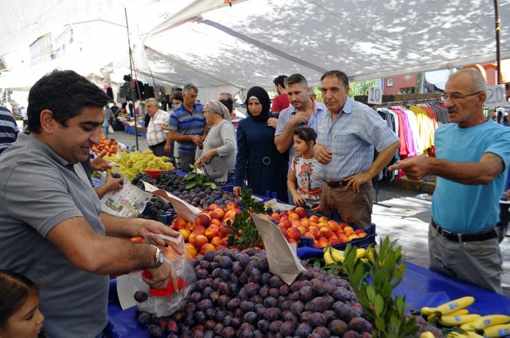 Tüm pazarı satın aldı, herşeyi bedava dağıttı